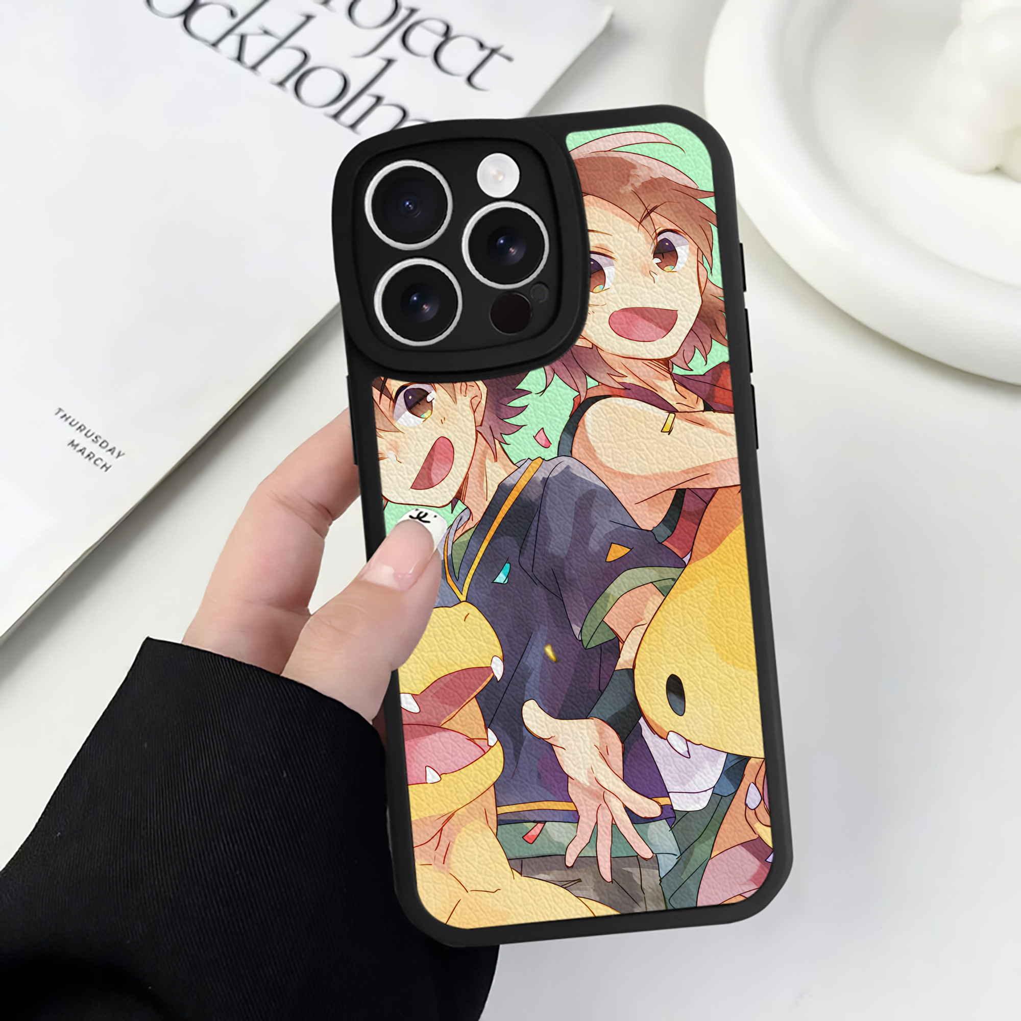 （画像用） Digimon デジタルモンスター/デジモン 【iPhone 16シリーズ対応】シリコンスマホケース（レザー調） 材質：シリコン
